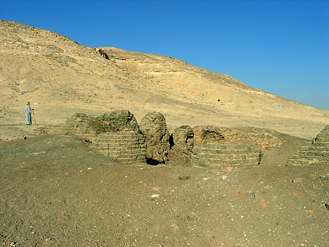 Mudbrick structures at Deir el-Gabrawi